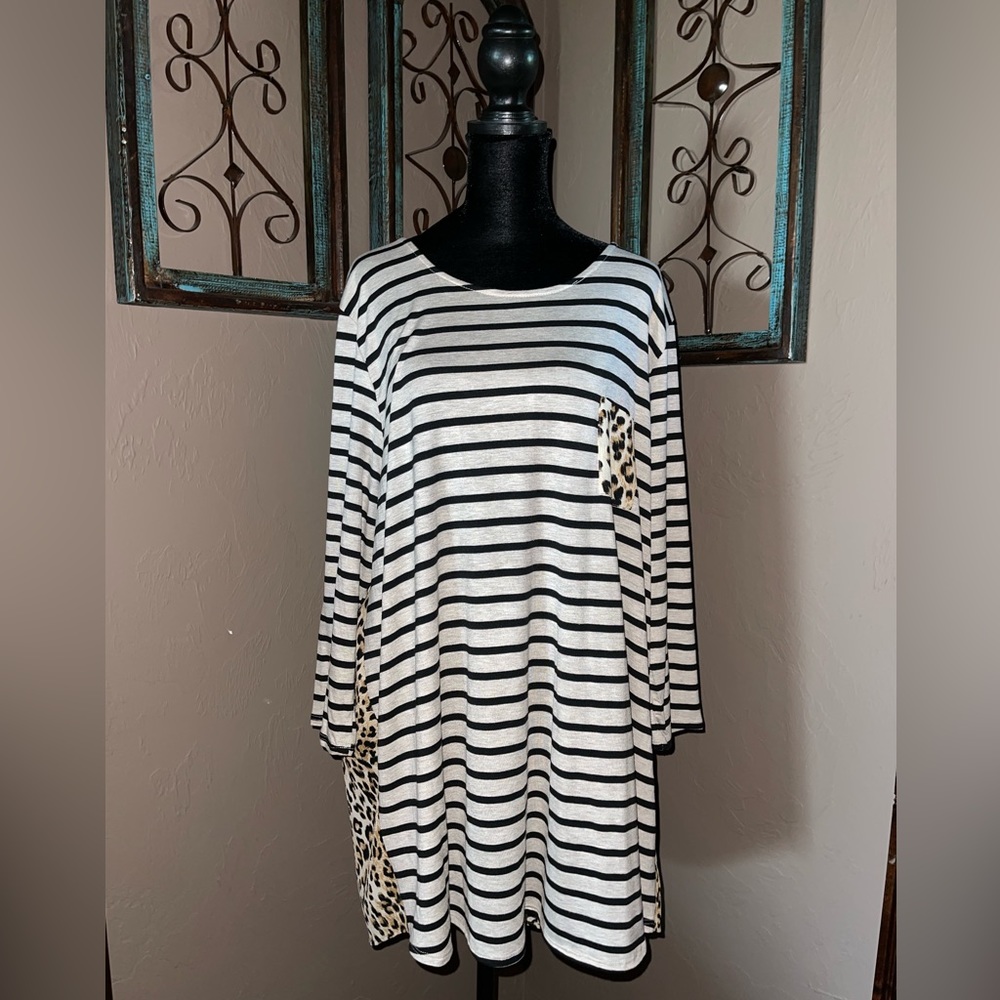 Honey me Curvy 3/4 sleeve tunic tee off white/black stripes front and sleeves